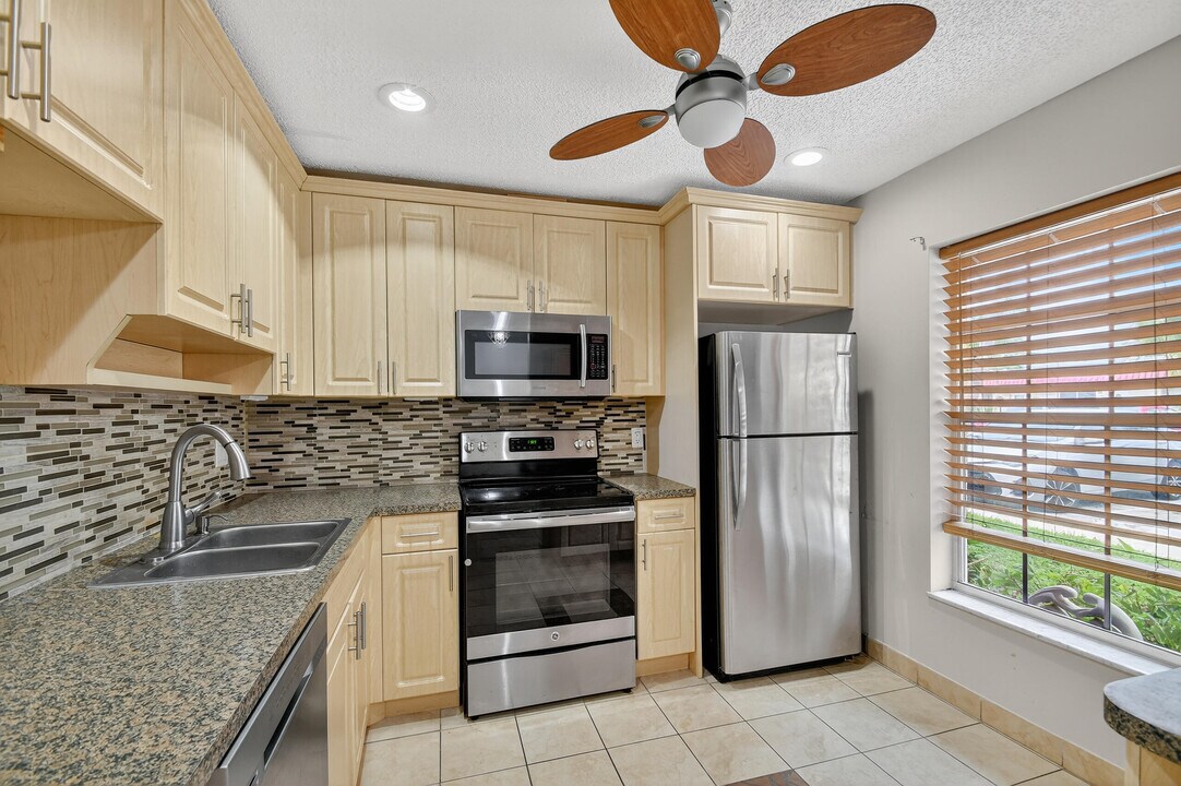 638 Marlboro Oval in Greenacres, FL - Building Photo