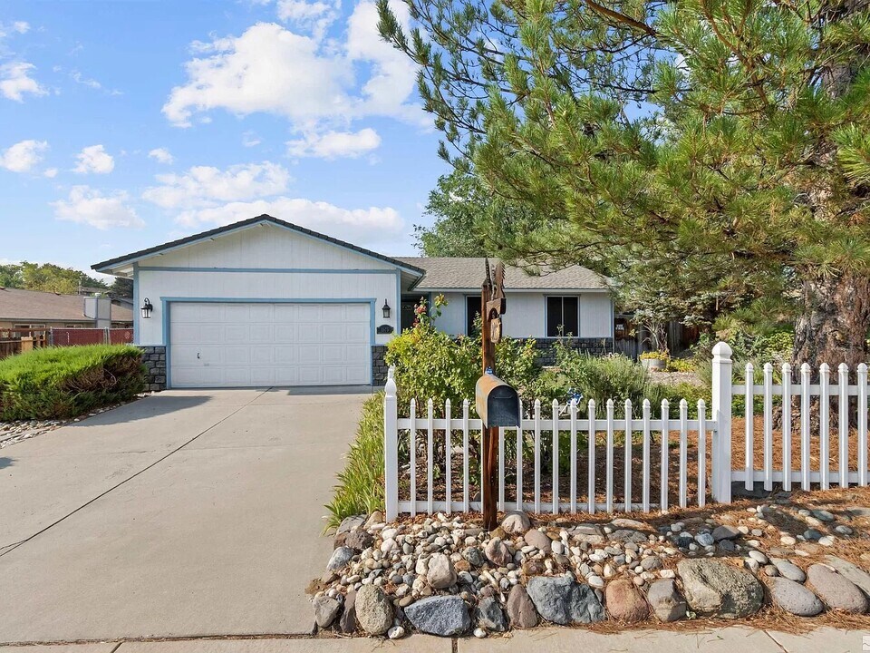 1975 Putnam Dr in Reno, NV - Foto de edificio