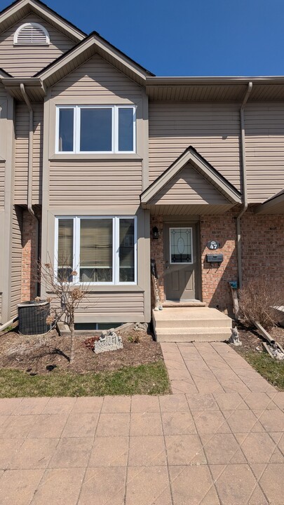 1600 Mickleborough Dr in London, ON - Building Photo