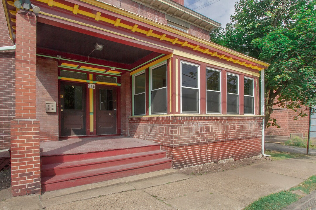 216 Center St, Unit 2 in Pittsburgh, PA - Foto de edificio