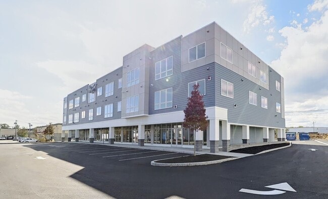 University Square North in Salem, MA - Foto de edificio - Building Photo