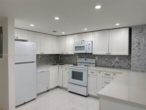 5415 Collins Ave in Miami Beach, FL - Building Photo - Building Photo