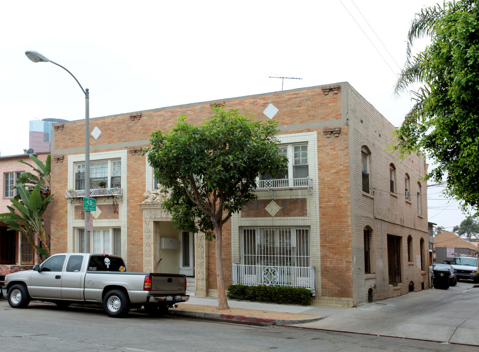 321 Chestnut Ave in Long Beach, CA - Building Photo