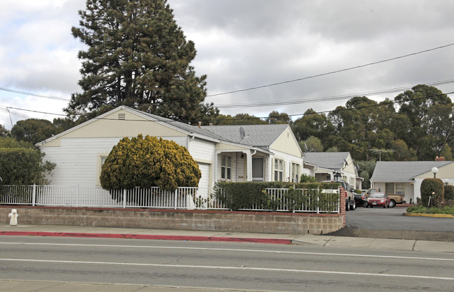 22108 Center St in Castro Valley, CA - Foto de edificio - Building Photo