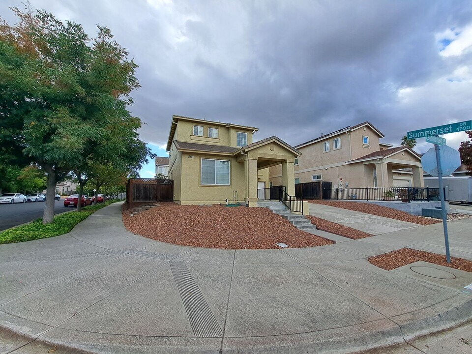 1931 Leaning Oak Dr in Fairfield, CA - Building Photo