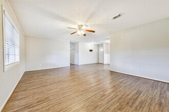 1105 Velma St in Deer Park, TX - Building Photo - Building Photo