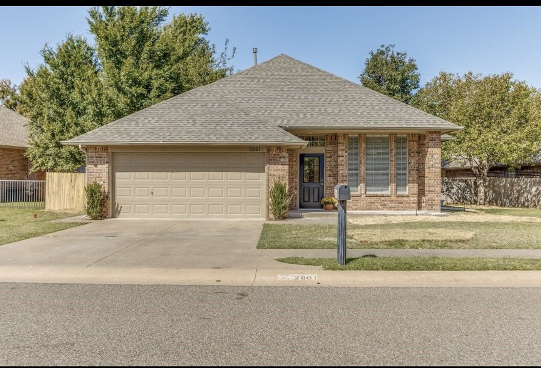 2801 Stonebrook Ln in Edmond, OK - Foto de edificio