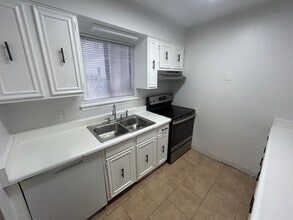 240 Jamil Rd in Columbia, SC - Foto de edificio - Building Photo