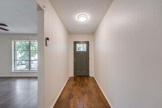 10434 Springhaven Dr, Unit 6B in Dallas, TX - Building Photo - Building Photo