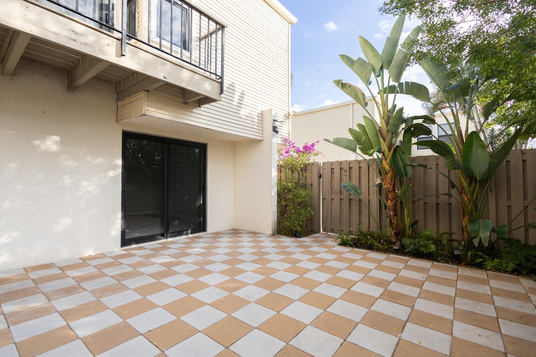 1640 Shaker Cir in Wellington, FL - Building Photo