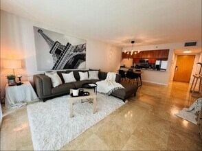 1200 Brickell Bay Dr in Miami, FL - Building Photo - Building Photo