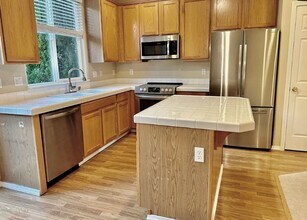 20366 Hoodview Ave in West Linn, OR - Building Photo - Building Photo