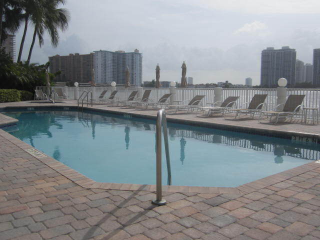 17700 N Bay Rd, Unit 1010 in Sunny Isles Beach, FL - Building Photo
