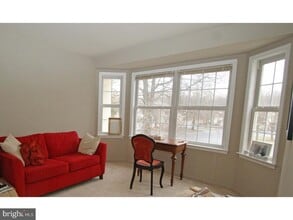 727 Locust Ln in Spring House, PA - Foto de edificio - Building Photo
