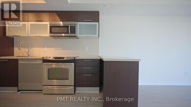 386 Yonge St in Toronto, ON - Building Photo - Building Photo