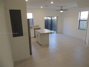 829 NE 211th St in North Miami Beach, FL - Building Photo - Building Photo