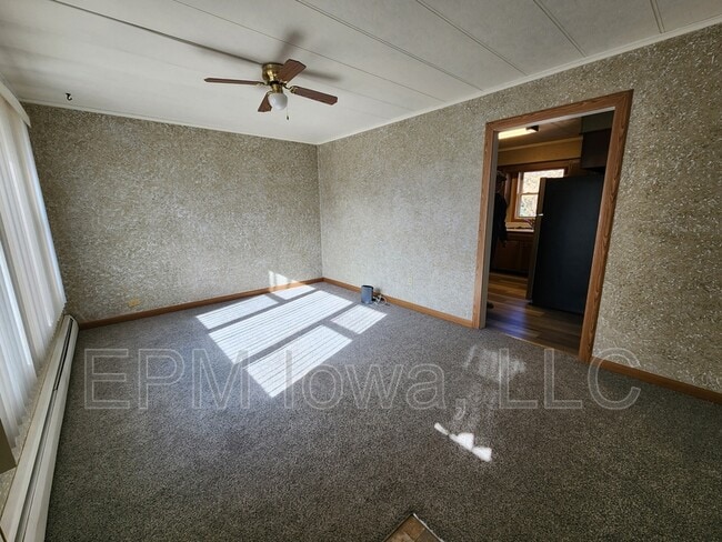 125 Hamilton St in Winthrop, IA - Foto de edificio - Building Photo