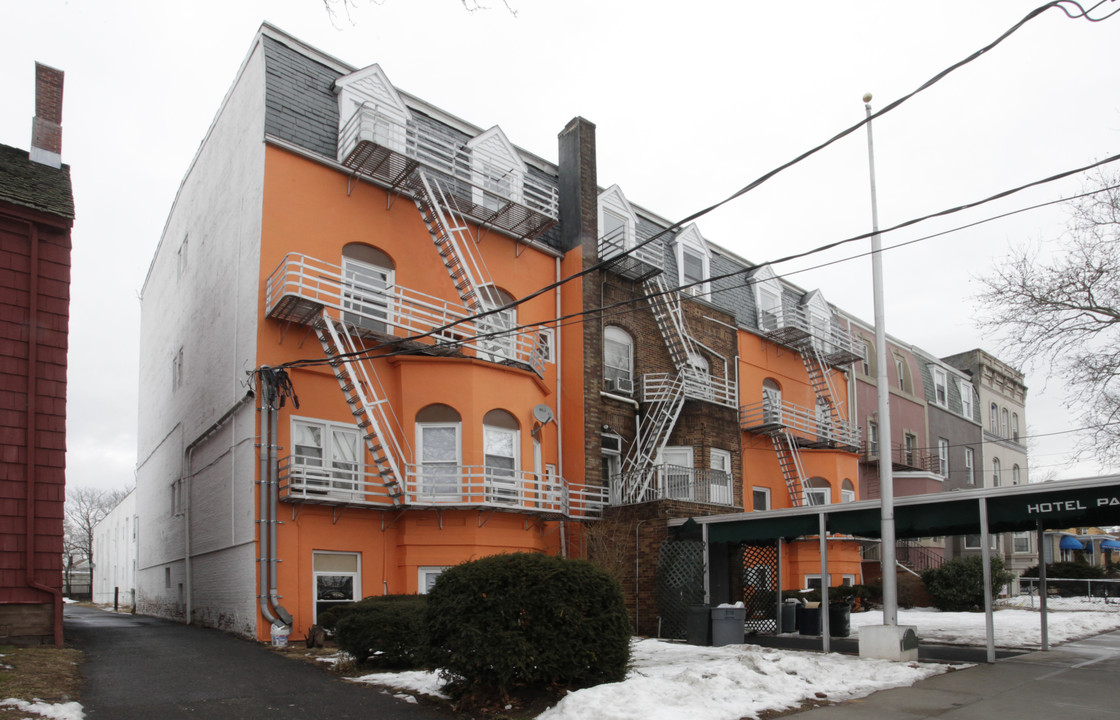 1063 E Jersey St in Elizabeth, NJ - Building Photo