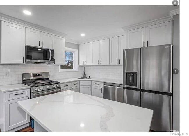 92 Ruland Rd N in Selden, NY - Foto de edificio - Building Photo