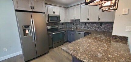 2755 W Main St in Wappingers Falls, NY - Building Photo - Building Photo