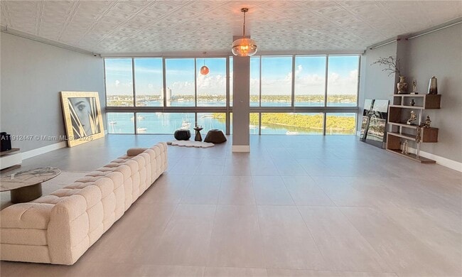 7934 West Dr, Unit 11O5 in Miami Beach, FL - Foto de edificio - Building Photo