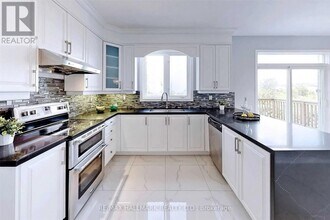 160 Tower Hill Rd in Richmond Hill, ON - Building Photo - Building Photo