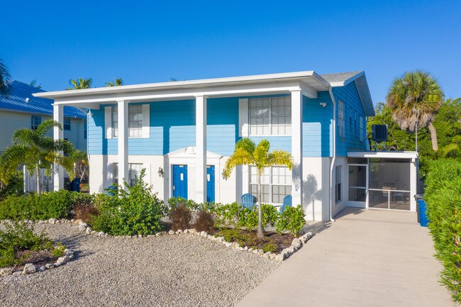 253-255 Tropical Shore Way in Ft. Myers, FL - Foto de edificio - Building Photo