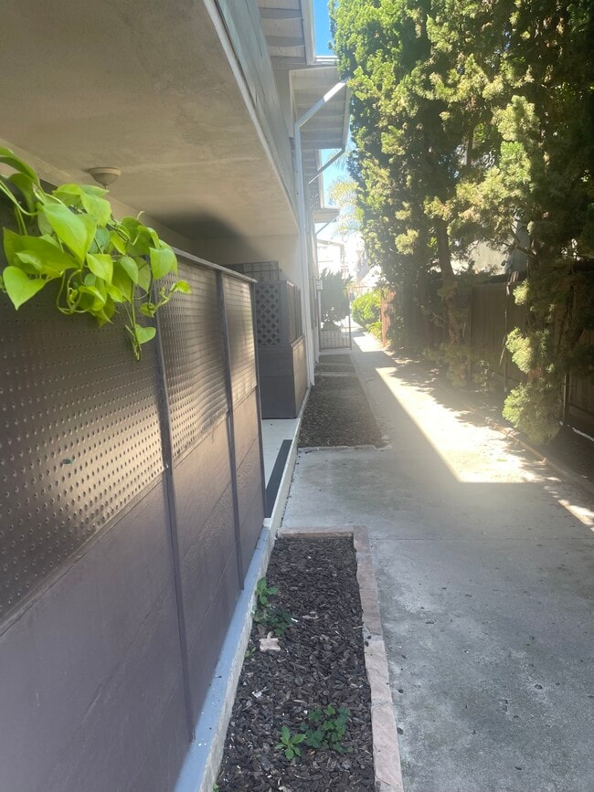 11842 Goshen Ave in Los Angeles, CA - Building Photo - Building Photo