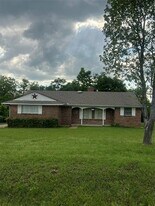 931 N 9th St in Midlothian, TX - Building Photo