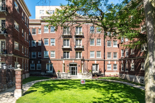 The Ambassador Apartments in Milwaukee, WI - Foto de edificio - Building Photo