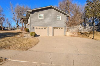 1801 E Otonka Ridge in Sioux Falls, SD - Building Photo - Building Photo