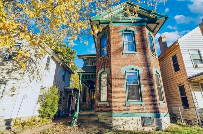 property at 306 N 6th St