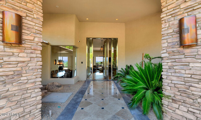 6207 E Indian Bend Rd in Paradise Valley, AZ - Foto de edificio - Building Photo