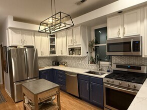 2455 N Sawyer Ave, Unit 2 in Chicago, IL - Foto de edificio - Building Photo