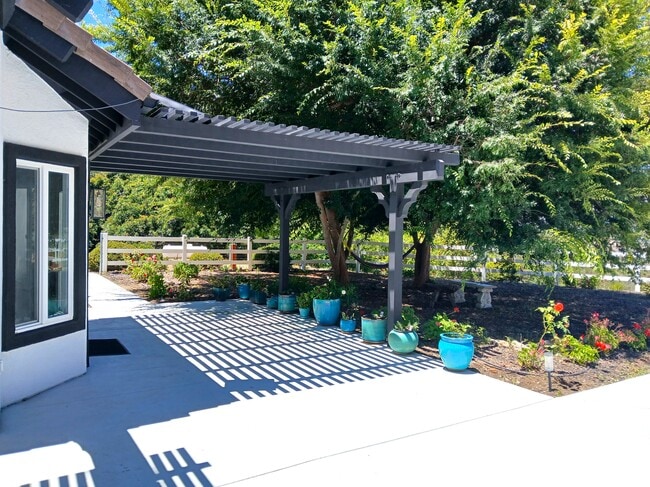 43605 Los Gatos Rd in Temecula, CA - Foto de edificio - Building Photo