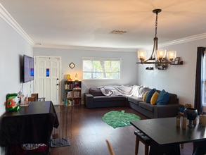 1766 Carmona Ave in Los Angeles, CA - Building Photo - Building Photo