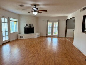 223 Pollasky Ave in Clovis, CA - Foto de edificio - Building Photo