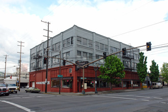 439 SE Grand Ave in Portland, OR - Foto de edificio - Building Photo