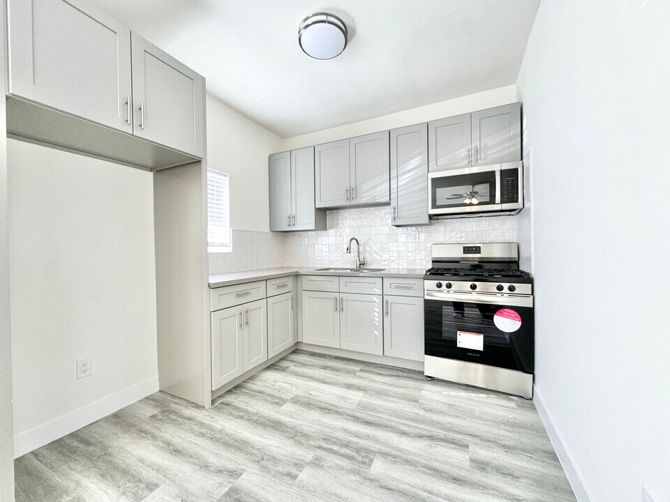 1058 Normandie Ave in Los Angeles, CA - Building Photo