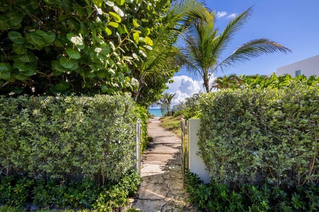 1048 S Ocean Blvd in Palm Beach, FL - Building Photo - Building Photo