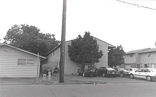 240 S Knott St in Canby, OR - Building Photo