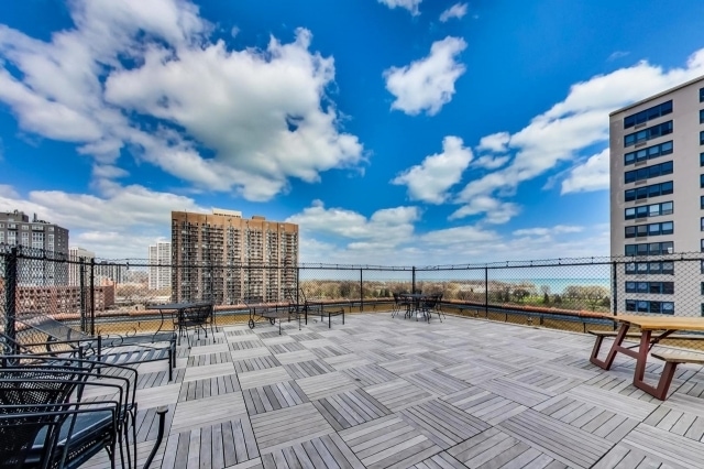 708 W Bittersweet Pl, Unit 301 in Chicago, IL - Foto de edificio - Building Photo