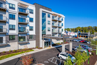 River Parkway Senior Apts & Family Townhomes in Wauwatosa, WI - Foto de edificio - Building Photo