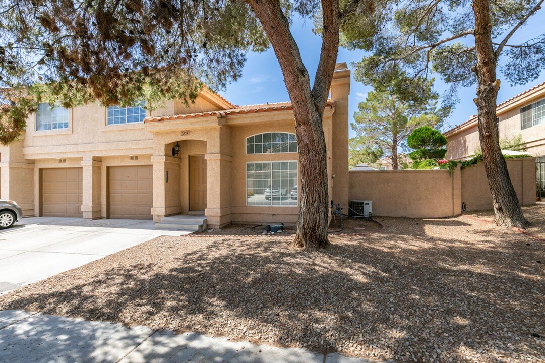 2825 Dawn Crossing Dr in Henderson, NV - Building Photo