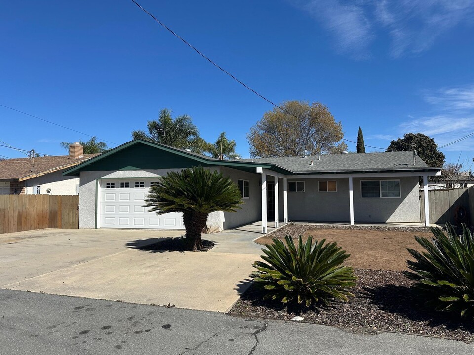 8709 Rhodes Ct in Santee, CA - Foto de edificio