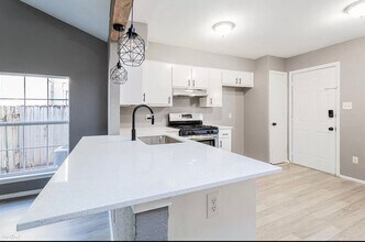 4900 E Stassney Ln in Austin, TX - Building Photo - Building Photo