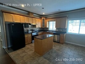 33830 Hollister Pl in Mission, BC - Building Photo