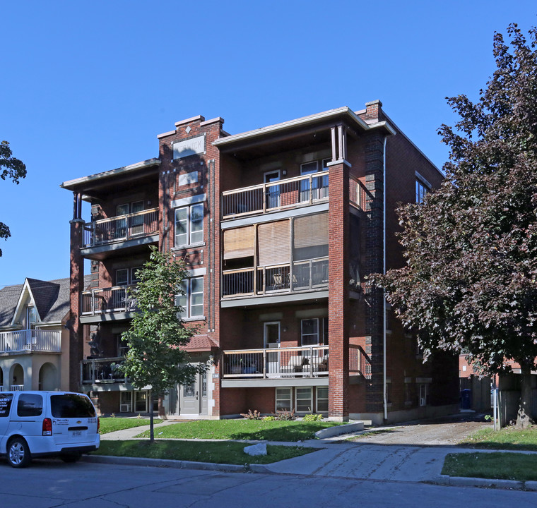 Keswick Apartments in Hamilton, ON - Building Photo