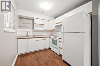 2453 Gillespie St in Port Coquitlam, BC - Building Photo - Building Photo