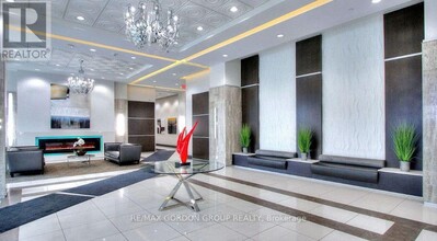 7171-7171 Yonge St in Markham, ON - Building Photo - Building Photo